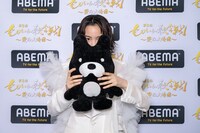 ABEMAのマスコットキャラクター・アベマくんのぬいぐるみを持つのん。