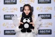ABEMAのマスコットキャラクター・アベマくんのぬいぐるみを持つのん。