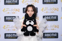 ABEMAのマスコットキャラクター・アベマくんのぬいぐるみを持つのん。