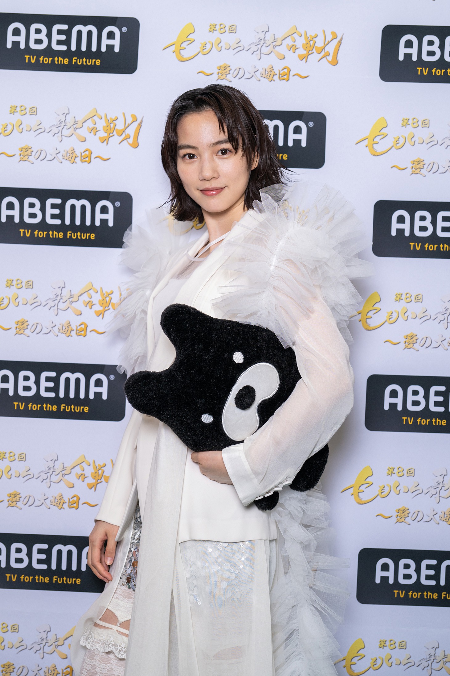 アベマくんをクラッチバッグのように小脇に抱えるのん。