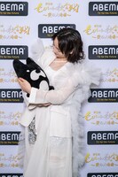 アベマくんを赤ん坊のように抱えるのん。