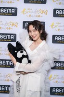 アベマくんを赤ん坊のように抱えるのん。