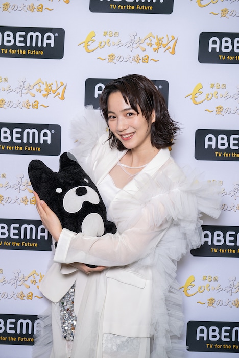 アベマくんを赤ん坊のように抱えるのん。