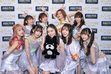 えびちゅうポーズを決める私立恵比寿中学。