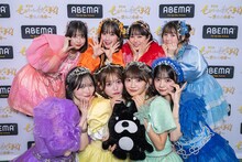 ABEMAのマスコットキャラクター・アベマくんのぬいぐるみを持つCUTIE STREET。