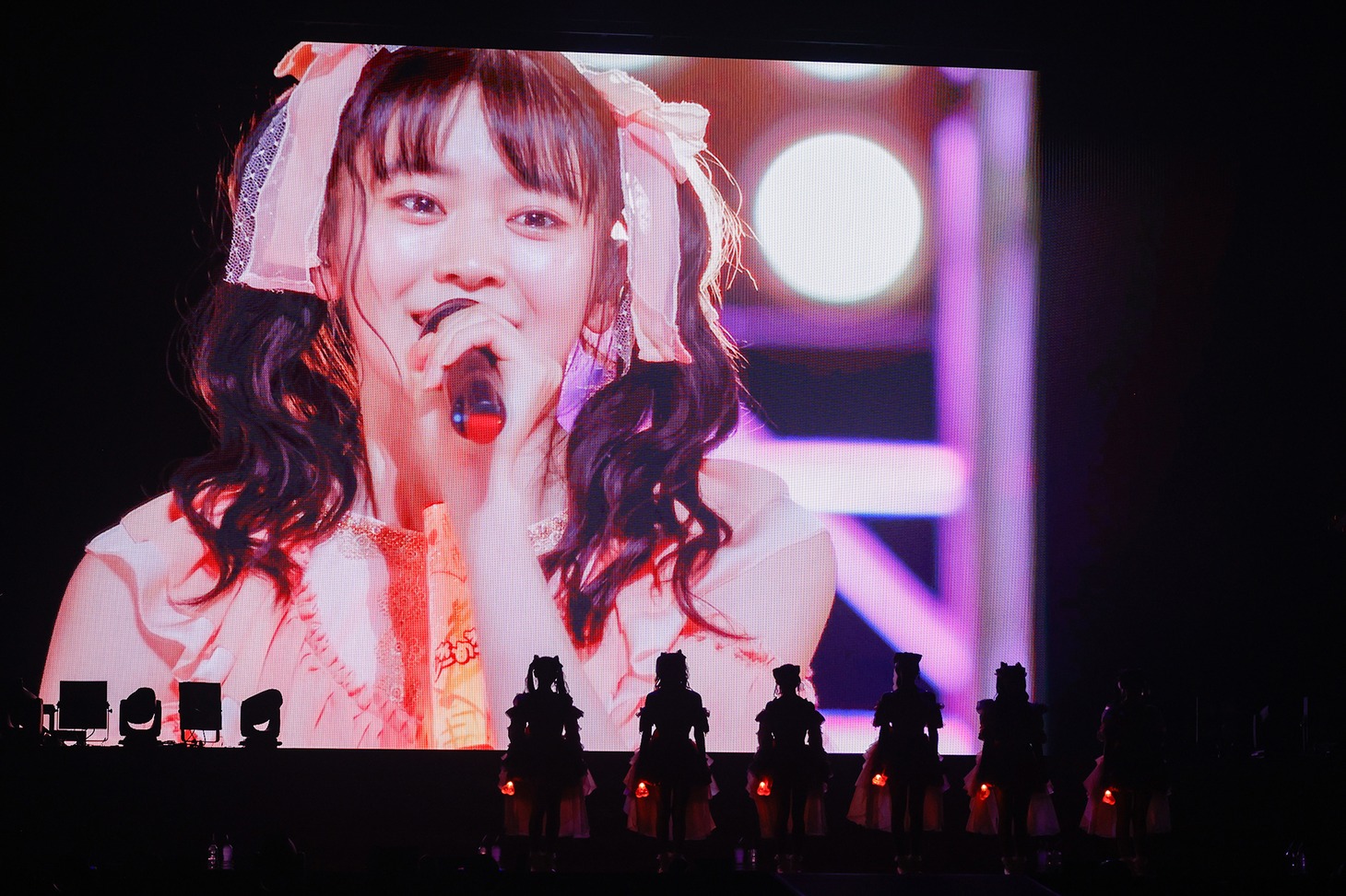 LEDビジョンに映し出された4年前の坂井仁香。