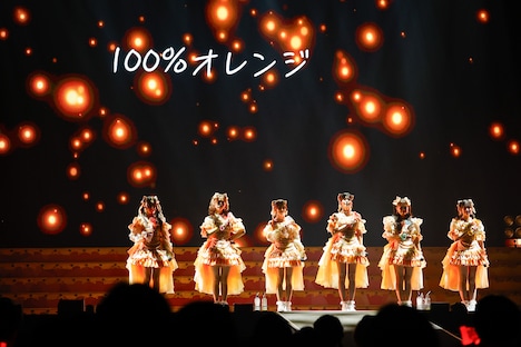 埼玉・さいたまスーパーアリーナで「100%オレンジ」を歌う超ときめき♡宣伝部。