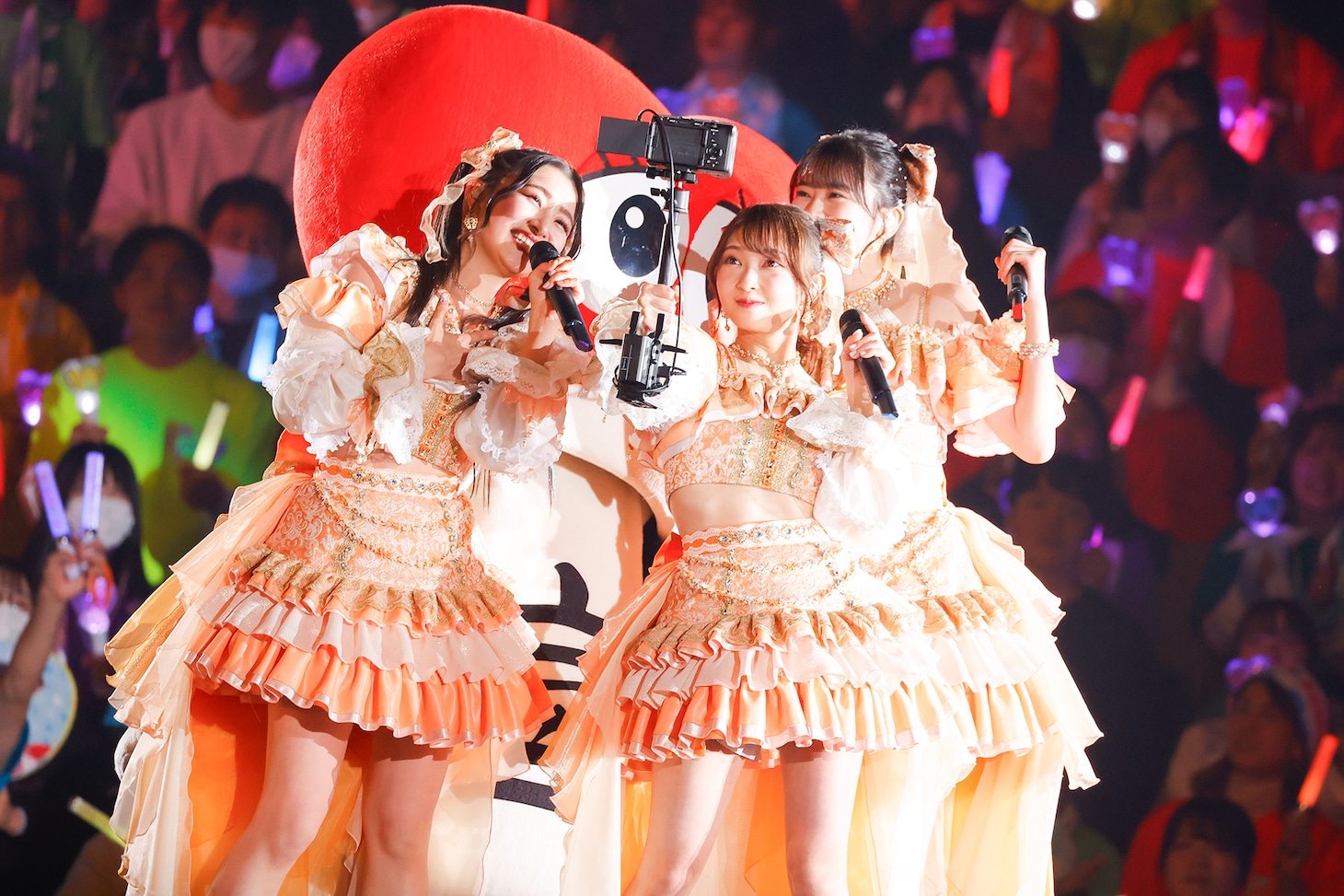 手持ちカメラに目線を送る杏ジュリア、辻野かなみ、坂井仁香、パブりん。
