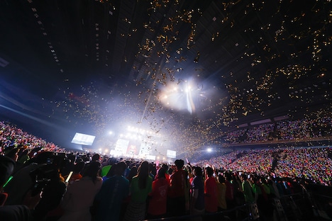金色のテープが舞うさいたまスーパーアリーナ。