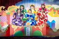 ソリに乗って登場する超ときめき♡宣伝部。