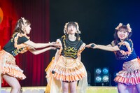 “エアバースデーケーキ”のろうそくを吹き消す菅田愛貴（中央）。