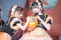 だるまに目入れをする辻野かなみ。