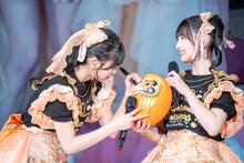 だるまに目入れをする坂井仁香。