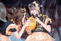 だるまに目入れをする小泉遥香。