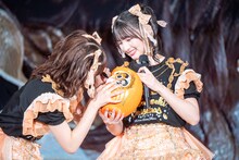 だるまに目入れをする小泉遥香。