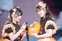 だるまに目入れをする菅田愛貴。