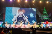 おなじみのポーズで宣伝部員に挨拶をする超ときめき♡宣伝部。