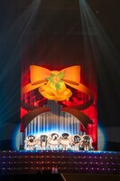 客席の宣伝部員にお辞儀をする超ときめき♡宣伝部。