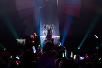 巨大なリボンの間から登場するいぎなり東北産。