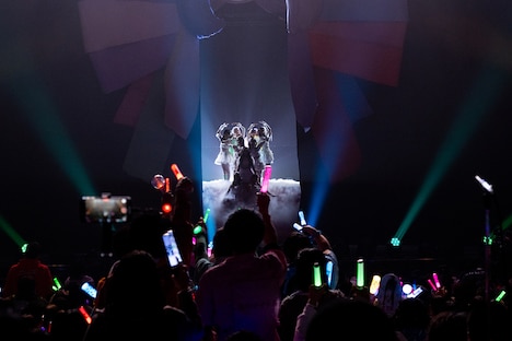 巨大なリボンの間から登場するいぎなり東北産。