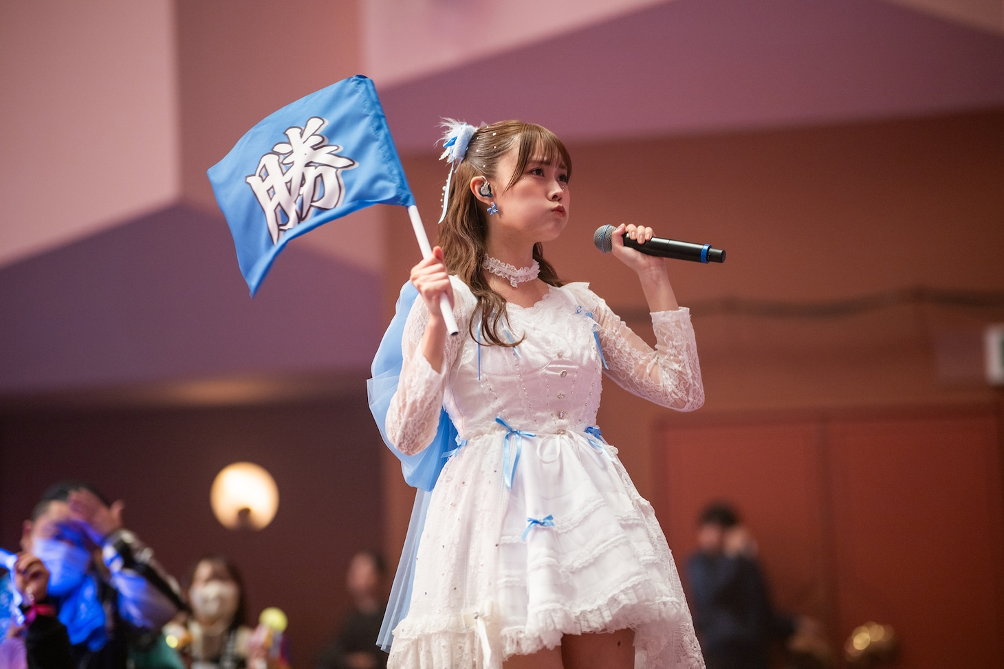客席通路で歌う葉月結菜。