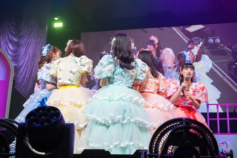 「7月9日って何曜日だっけ？」と確認する伊達花彩（右端）。