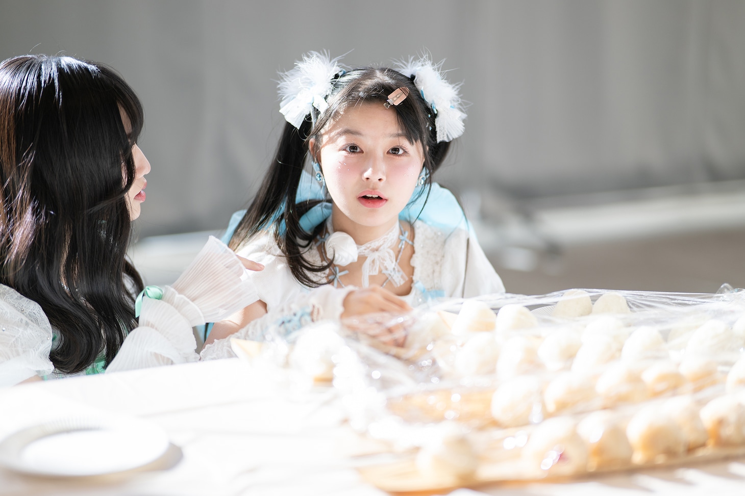 ケータリングのおにぎりを真剣に選ぶ藤谷美海。