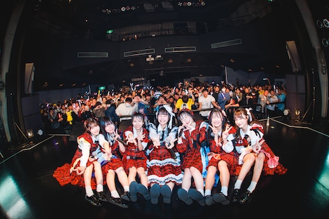 「2025年もパレードは続くよ！2024年大感謝祭ライブ」でファンと記念撮影するPalette Parade。