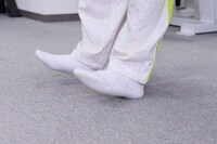 かかとを床に付けながら、つま先を持ち上げます。