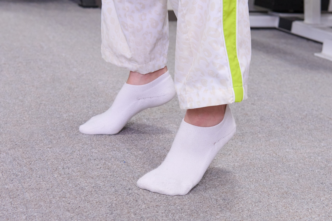 “つま先立ち”の状態をキープ。