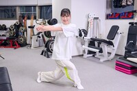 両手を左方向へゆっくりとひねりながら重心を落とします。