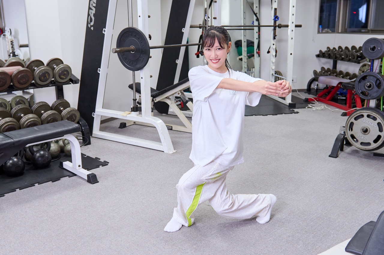 今度は左足を右後方にバックステップして反対側で同じ動作を。