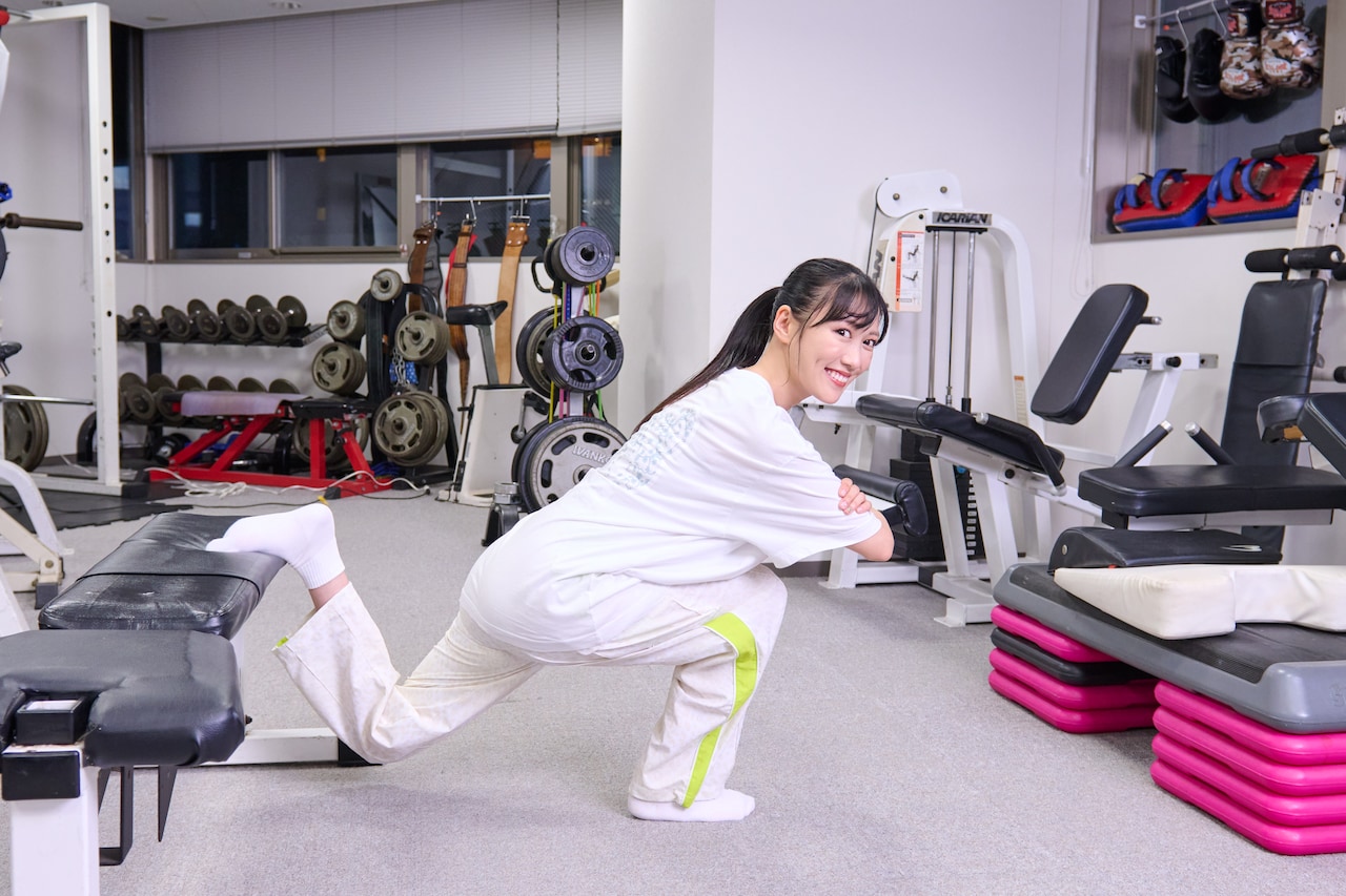 先方の膝を曲げつつ腰を引きながら落とし、その後は息を吐いて腰を前に押すようにして元の状態へ。