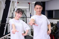 足立光先生とZポーズを決める高城れに。対談やトレーニング体験を経て、これまで以上に“フィ女子”としての自信を付けました。