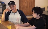 「7 S.T.A.R.S. ~7つの答え~ 佐藤アツヒロが繋ぐ光GENJIの現在(いま)」第2話より、赤坂晃(左)と佐藤アツヒロ(右)。
