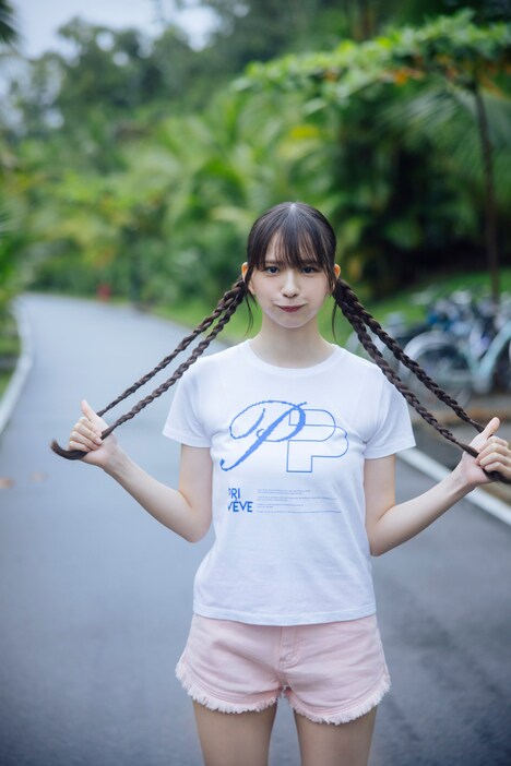 「KAWAII WORLD」セブンネット付属 特典生写真（三品瑠香）（撮影：横山マサト）