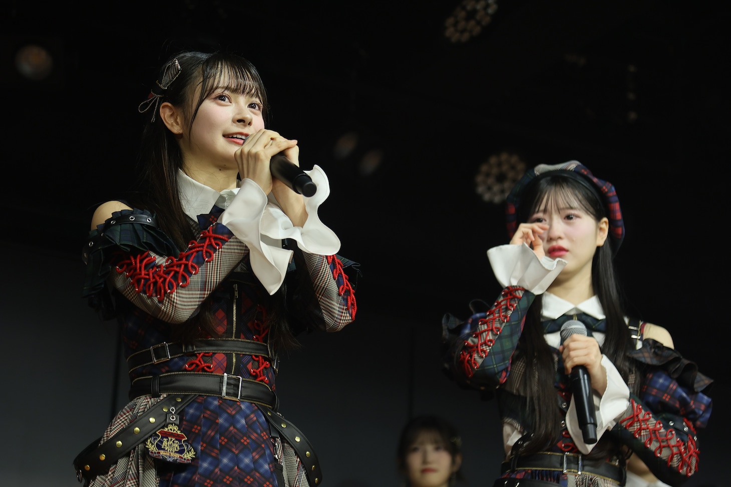 左から伊藤百花、八木愛月。©AKB48