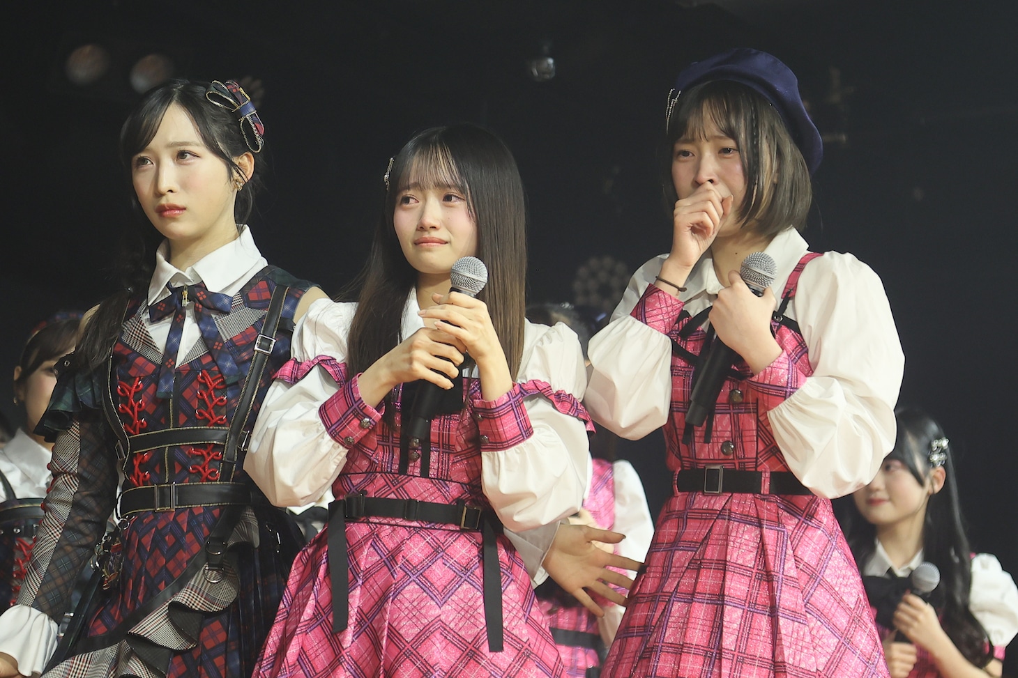 左から小栗有以、花田藍衣、坂川陽香。©AKB48