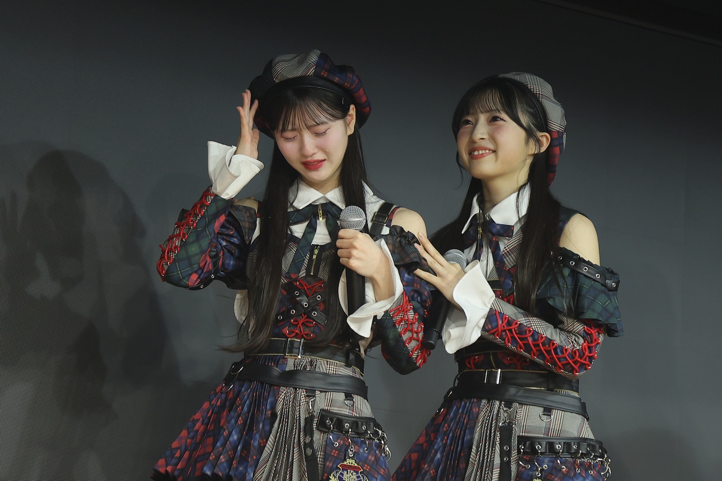 左から八木愛月、秋山由奈。©AKB48