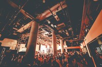 友成空のライブの様子（撮影：藤井拓）