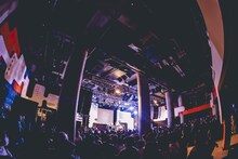 友成空のライブの様子（撮影：藤井拓）