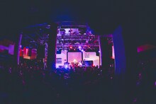 友成空のライブの様子（撮影：藤井拓）