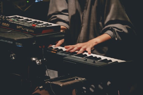 友成空の手元(撮影:藤井拓)