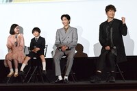 増田梨沙（左）に「大好き」と言われガッツポーズの香取慎吾（右）。