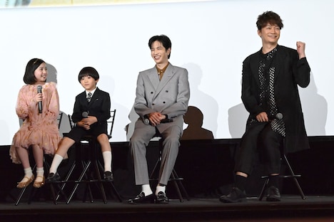 増田梨沙（左）に「大好き」と言われガッツポーズの香取慎吾（右）。