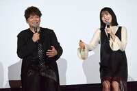 向里祐香（右）に「握手を差し出す角度がスター」と言われた香取慎吾（左）。