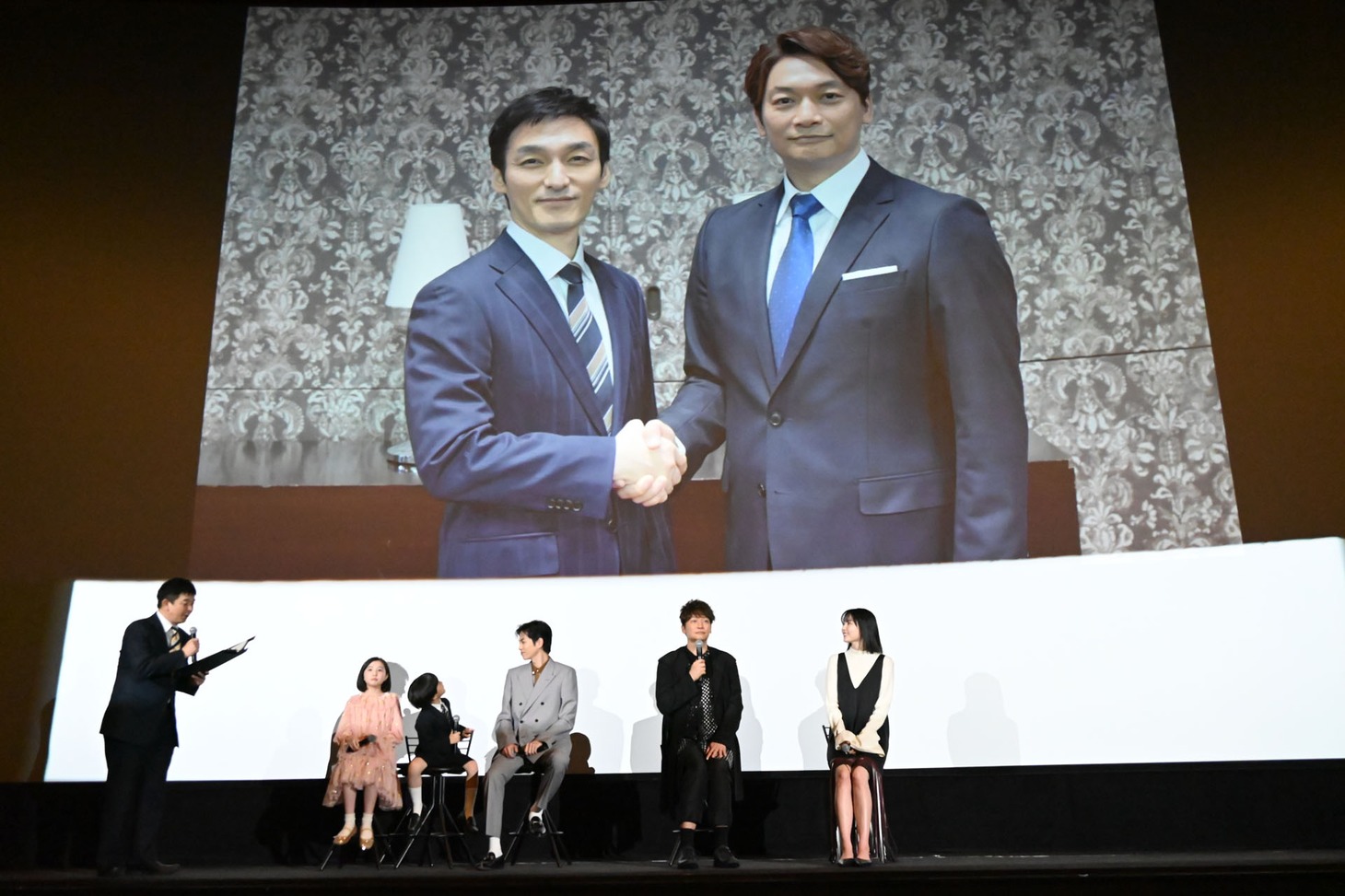 草なぎ剛の友情出演が発表された場面。
