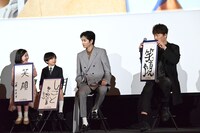 書き初めで書いた言葉が同じ「笑顔」だった増田梨沙（左）と香取慎吾（右）。