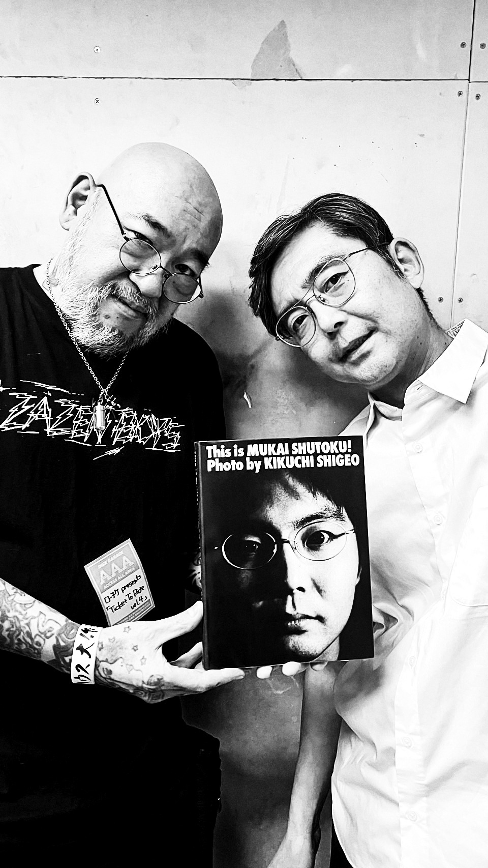菊池茂夫（左）と向井秀徳（右）。