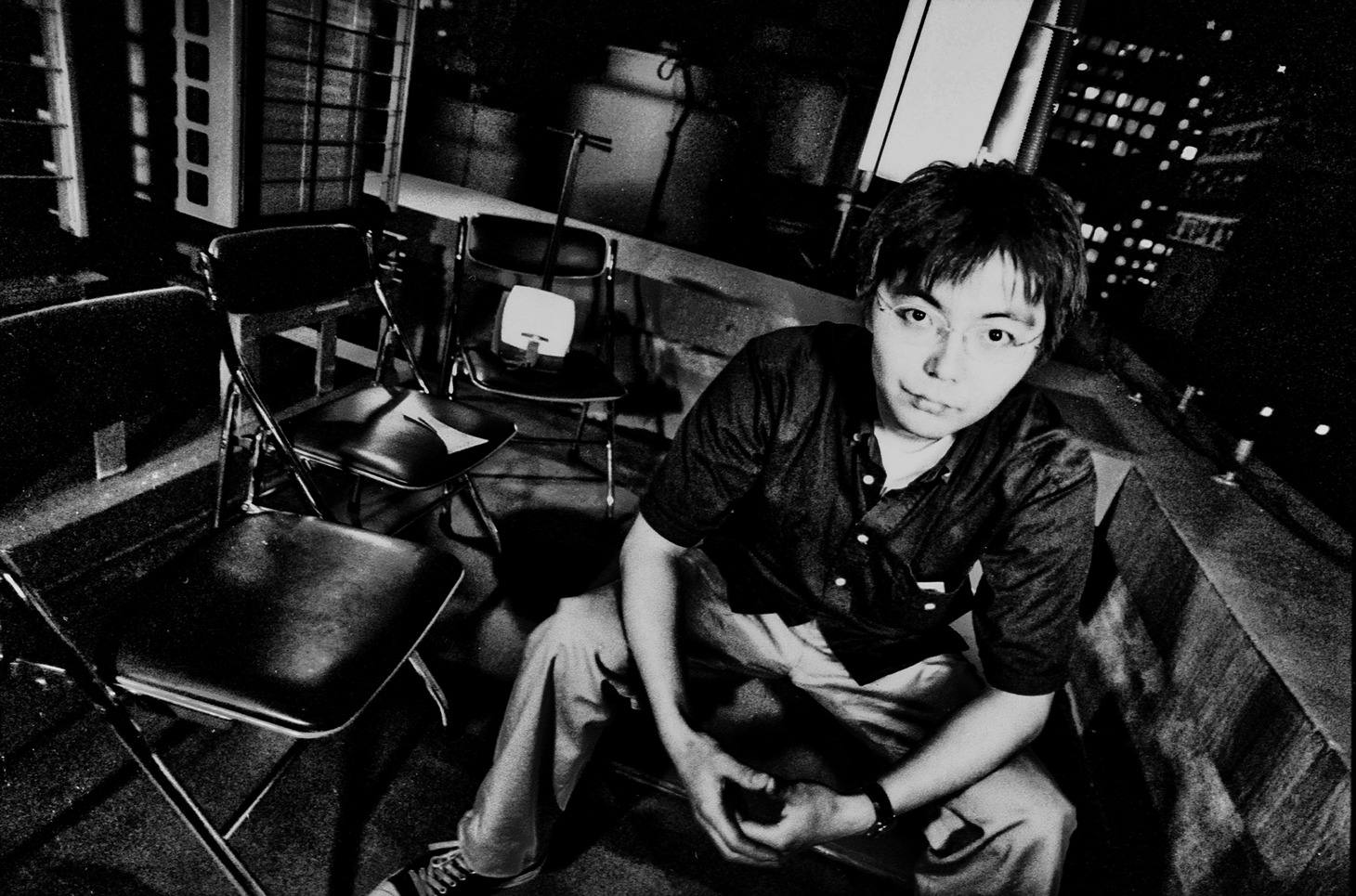 「THIS IS 向井秀徳！ PHOTO BY 菊池茂夫」より、向井秀徳。